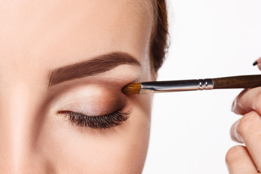 trucco occhi che tendono verso il basso