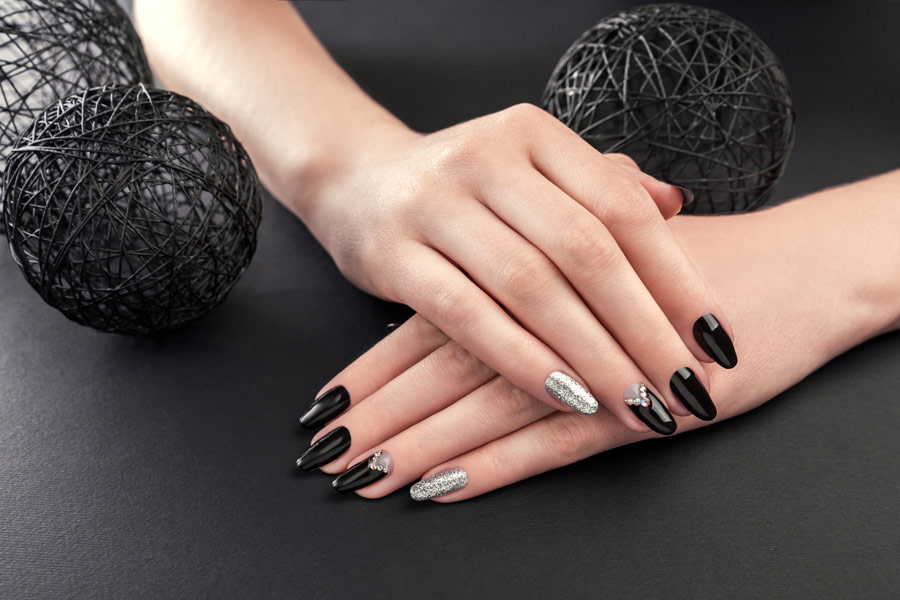 nail art con smalto nero