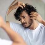 Capelli ricci uomo crespi: rimedi e prodotti efficaci per gestirli