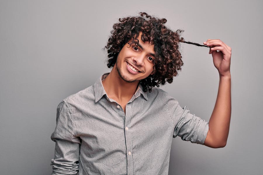 ragazzo con i capelli ricci ragazzo con i capelli ricci