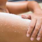 Lo scrub toglie l’abbronzatura? Verità e falsi miti