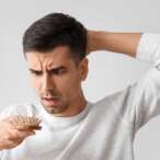 Capelli che cadono nell’uomo: segnali da non ignorare e strategie per intervenire in tempo