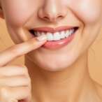 Come sbiancare i denti a casa: metodi sicuri, rimedi efficaci e consigli per non rovinarli