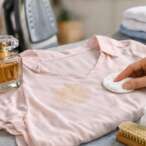 Il profumo macchia i vestiti? Ecco come eliminarlo facilmente