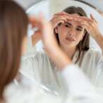 Punti neri sul viso: perché si formano e come rimuoverli senza rovinare la pelle