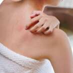 Pelle che prude dopo la doccia: perché succede e come idratarla nel modo giusto